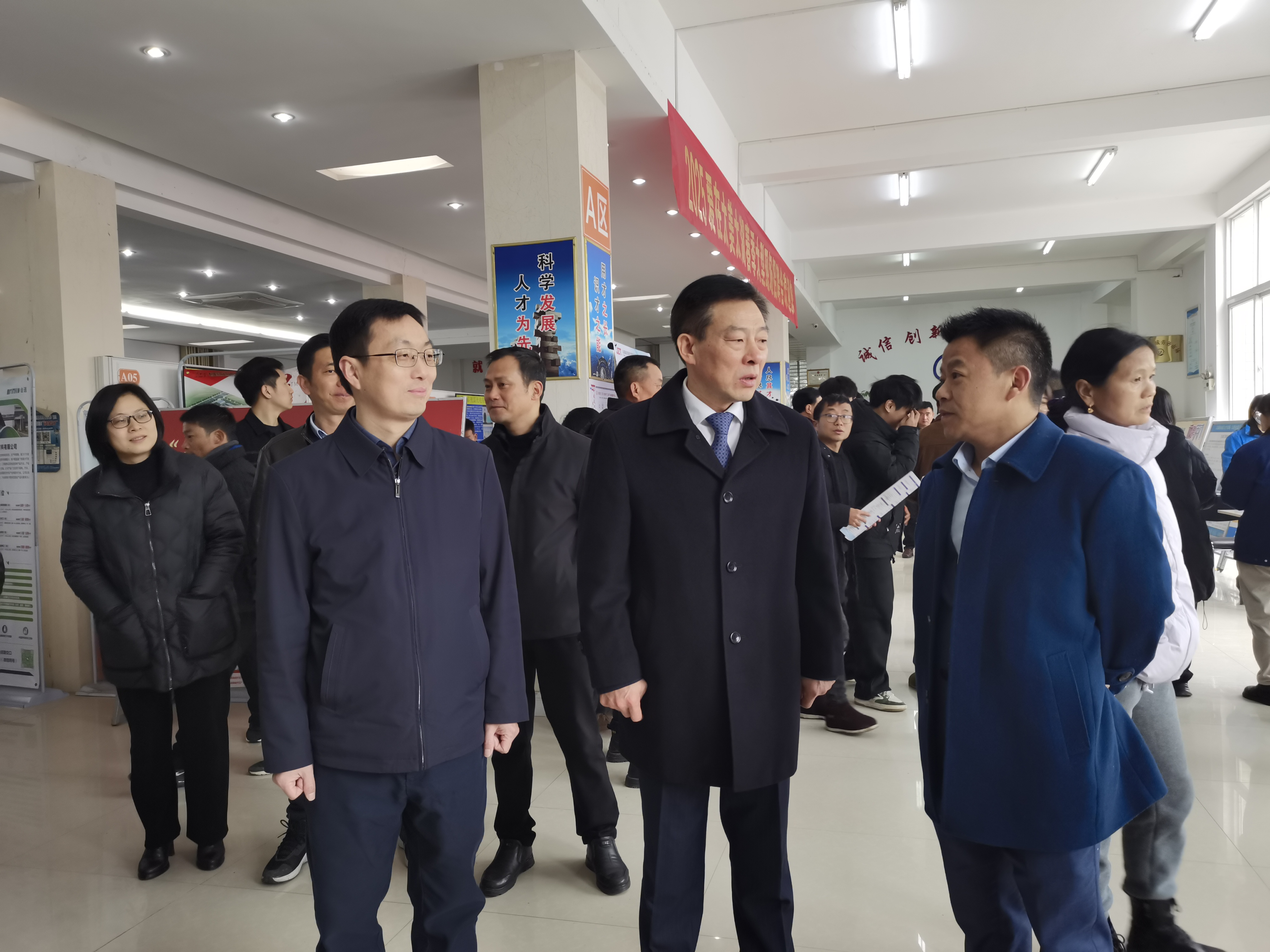 县委书记鼓励他们留在家乡！